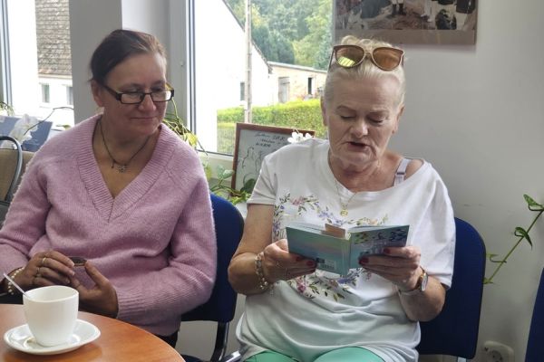 Mieszkanka czyta książkę.