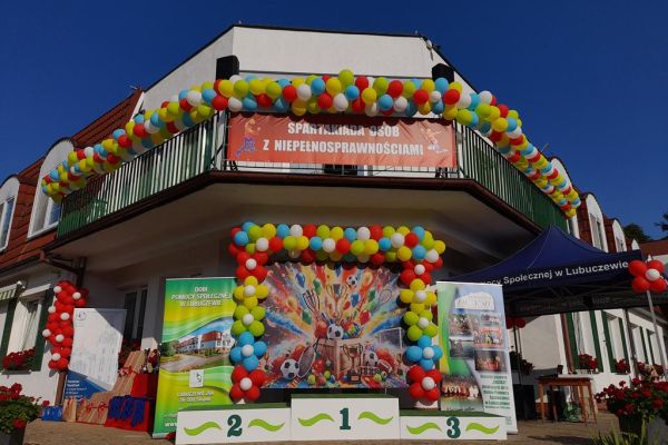 Ozdobny baner i podium.