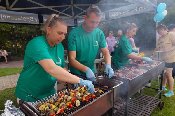 Pracownicy przy grillu podczas spartakiady.