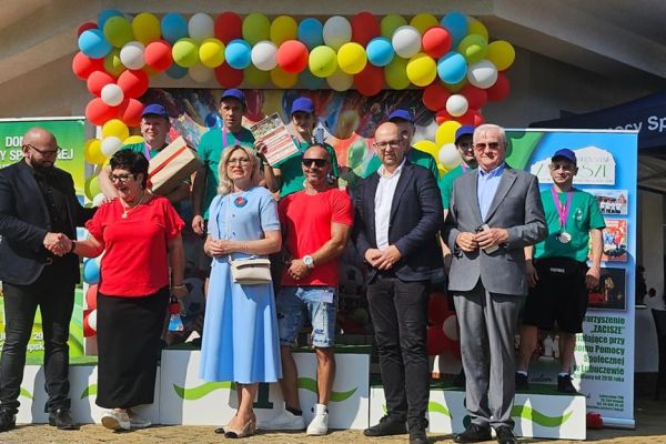 Władze instytucji wraz z wygrana drużyną.