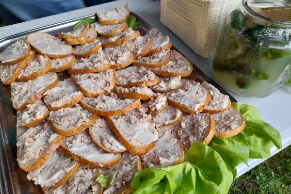 Poczęstunek dla uczestników rajdu.