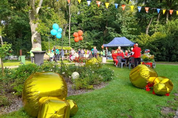 Uczestnicy rajdu na terenie DPS.