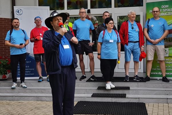 Władze powiatu i instytucji witają uczestników.