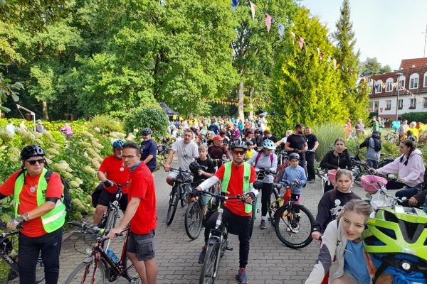 Uczestnicy rajdu na terenie DPS.