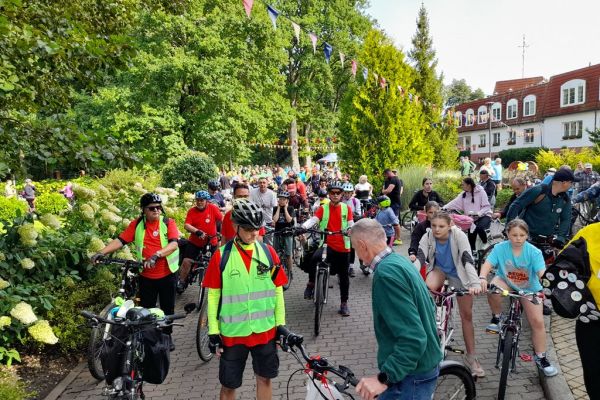 Uczestnicy rajdu na terenie DPS w Lubuczewie.