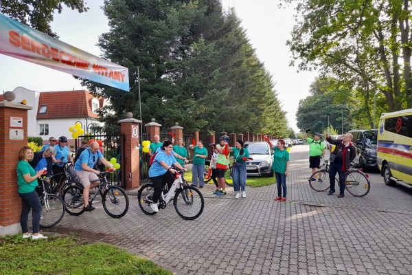 Uczestnicy rajdu wyruszają w trasę na rowerach.