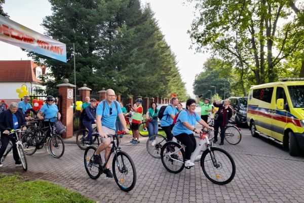 Uczestnicy rajdu wyruszają w trasę na rowerach.