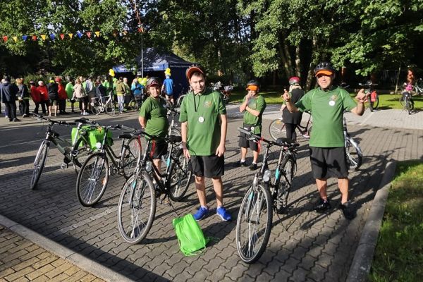 Uczestnicy rajdu na terenie DPS