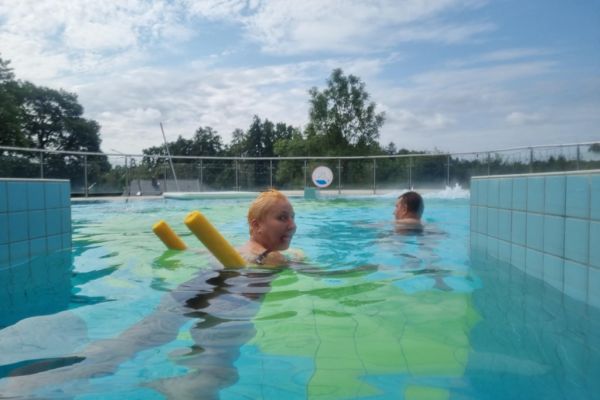 Mieszkańcy w wodzie na basenie.