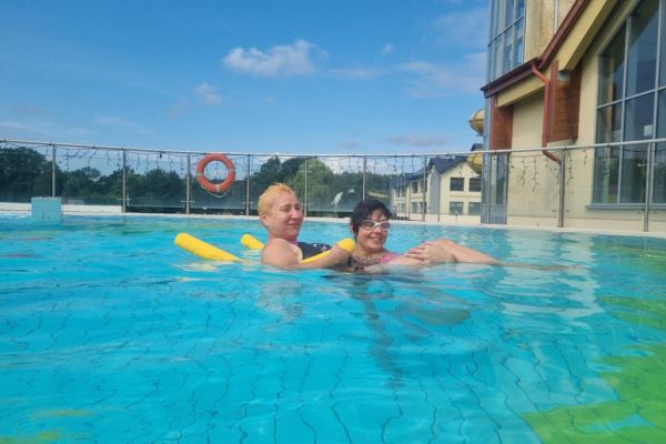 Mieszkańcy w wodzie na basenie.