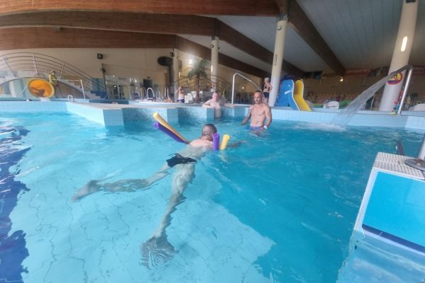 Mieszkańcy w wodzie na basenie.