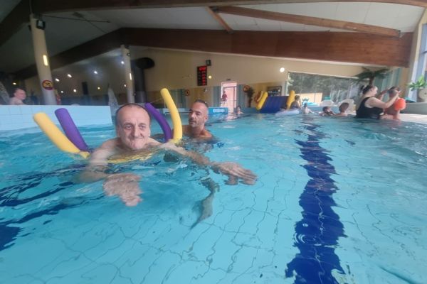 Mieszkańcy w wodzie na basenie.