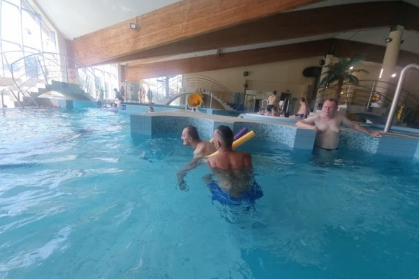 Mieszkańcy w wodzie na basenie.