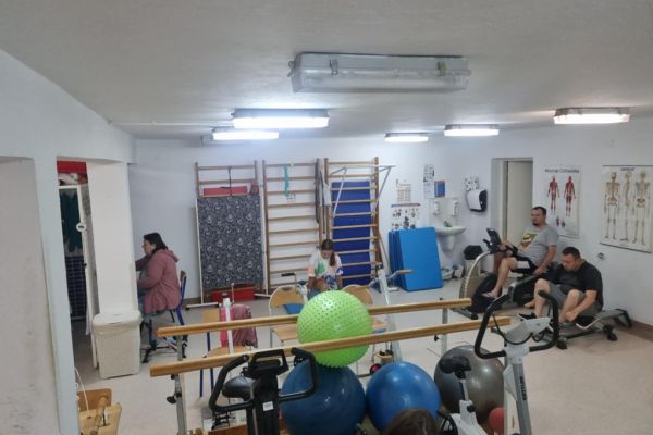 Mieszkańcy podczas ćwiczeń w sali rehabilitacyjnej.