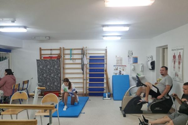 Mieszkańcy podczas ćwiczeń w sali rehabilitacyjnej.