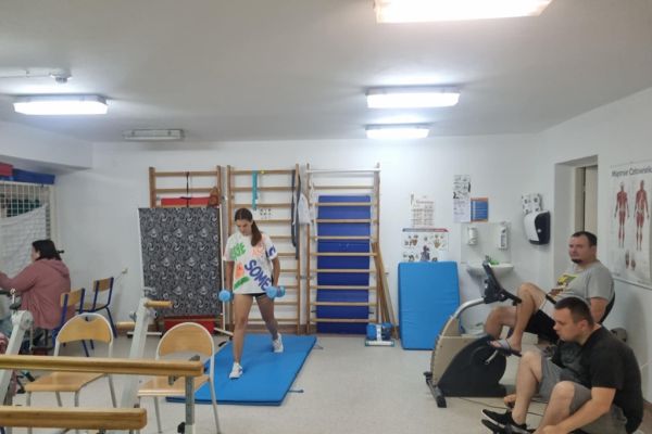 Mieszkańcy podczas ćwiczeń w sali rehabilitacyjnej.