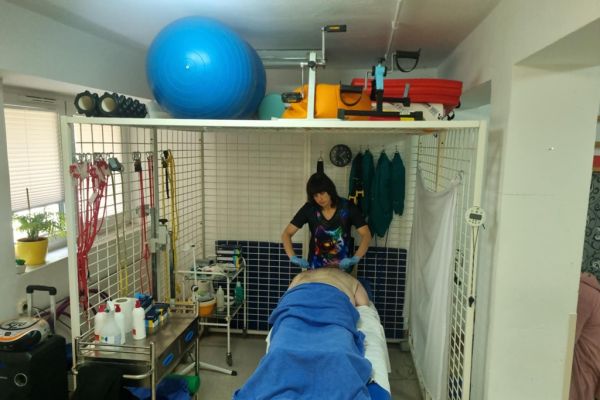 Mieszkańcy podczas masażu w sali rehabilitacyjnej.