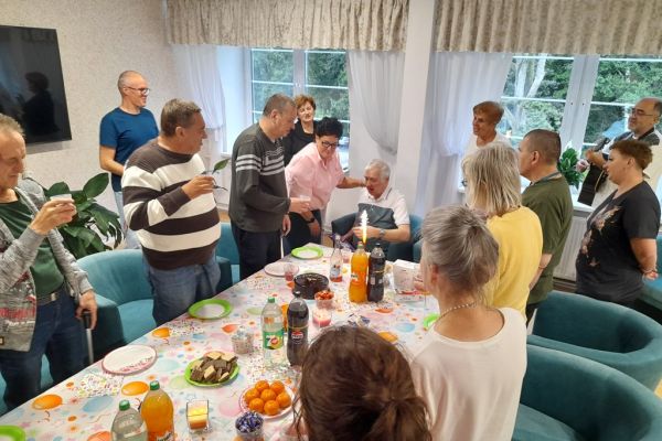 Pani Dyrektor składa życzenia Mieszkańcowi.