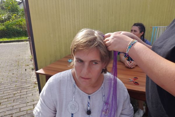 Mieszkanka podczas zaplatania warkoczyka.