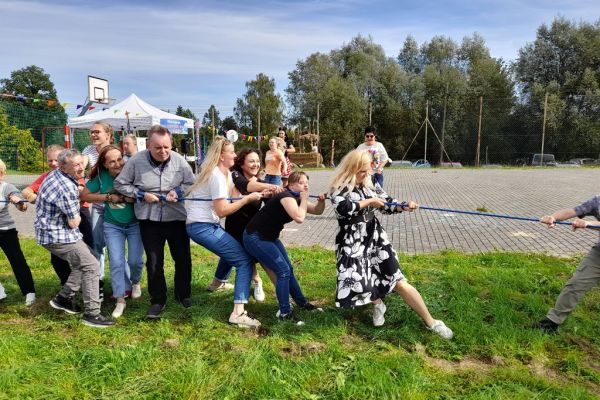 Mieszkańcy i inni uczestnicy podczas przeciągania liny.