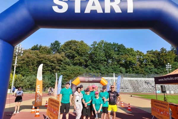 Grupowe zdjęcie mieszkańców na stadionie.