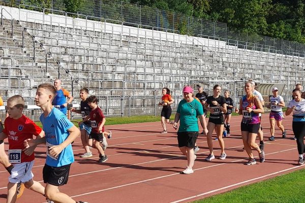 Mieszkanka biegnie wraz z innymi uczestnikami biegu.