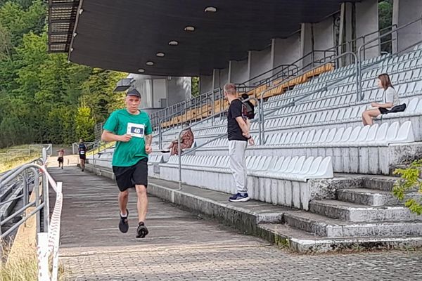 Mieszkaniec biegnie.