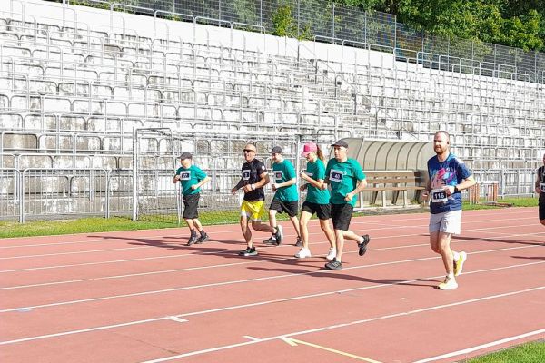Mieszkańcy biegna wraz z innymi uczestnikami biegu.