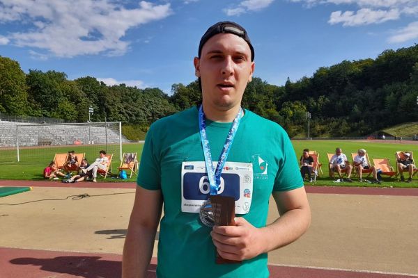 Mieszkaniec z medalem.