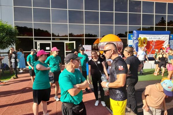 Mieszkańcy na stadionie podczas imprezy.