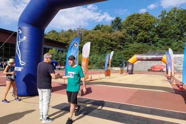 Mieszkaniec na mecie biegu.