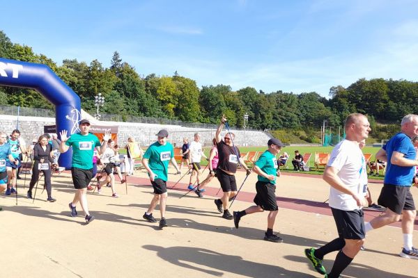 Mieszkańcy biegną wraz z innymi uczestnikami biegu.