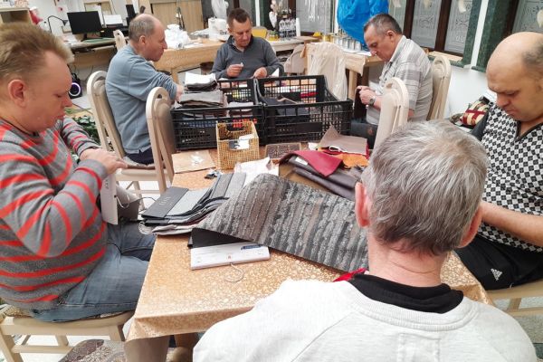 Mieszkańcy wycinają kwadraty z materiałów.