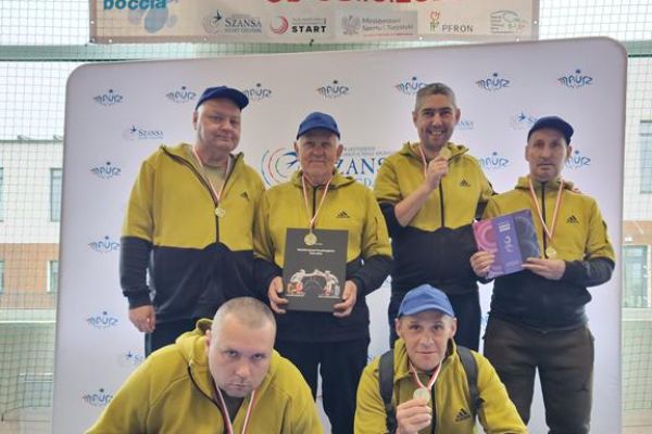 Grupa mieszkańców na sali podczas turnieju.