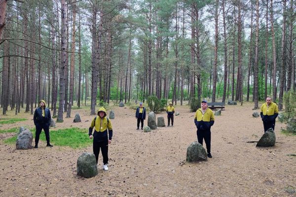 Mieszkańcy w kamiennym kręgu.