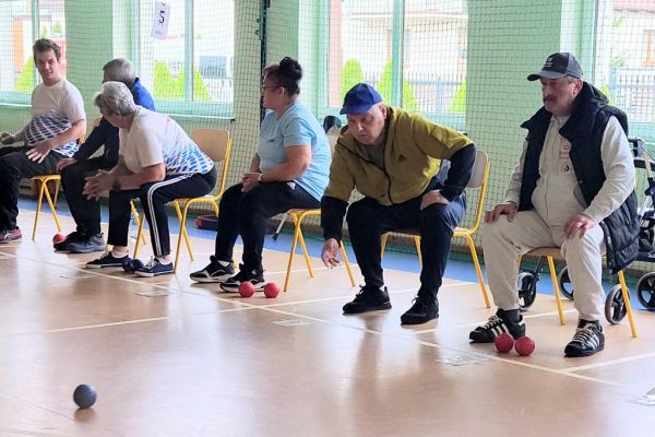 Mieszkańcy rzucają kulą podczas turnieju.