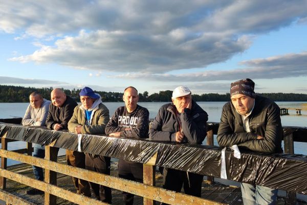Mieszkańcy na pomoście jeziora.