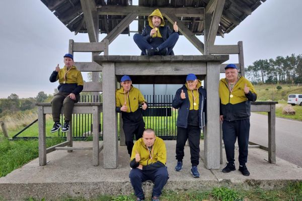 Mieszkańcy na dużych krzesłach.