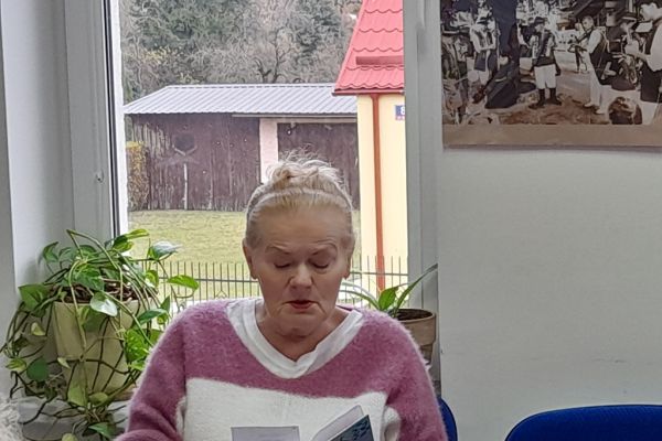 Mieszkanka czyta wiersz.
