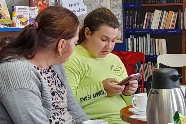 Mieszkanka czyta wiersz.