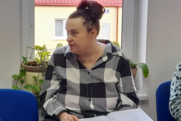 Mieszkanka czyta wiersz.