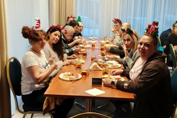 Mieszkańcy podczas posiłku.